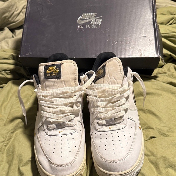 Nike Air Force 1 Men's White and Gold Sneakers